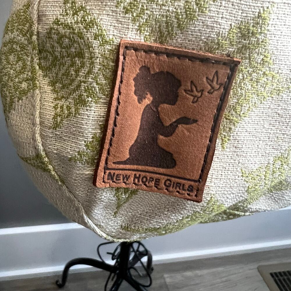 New Hope Girls Green Leaf Motif Hobo Tote and Pouch - Picture 2 of 10